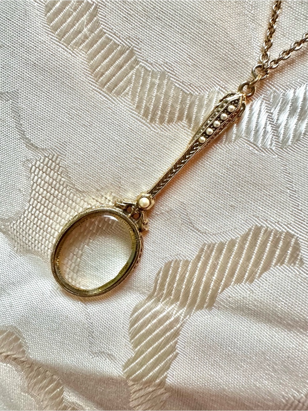1928 Vintage-inspired Gold Tone Magnifying Glass Pendant Necklace